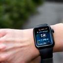 Persona concentrada usando un smartwatch para monitorear su ritmo cardíaco durante una caminata