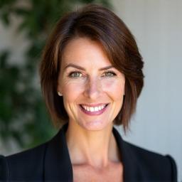 María, ejecutiva de 42 años, sonriendo con vitalidad.