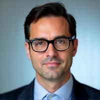 Retrato profesional de Javier García, co-fundador y CTO de Ruta Vital, con gafas y una expresión seria pero amable.